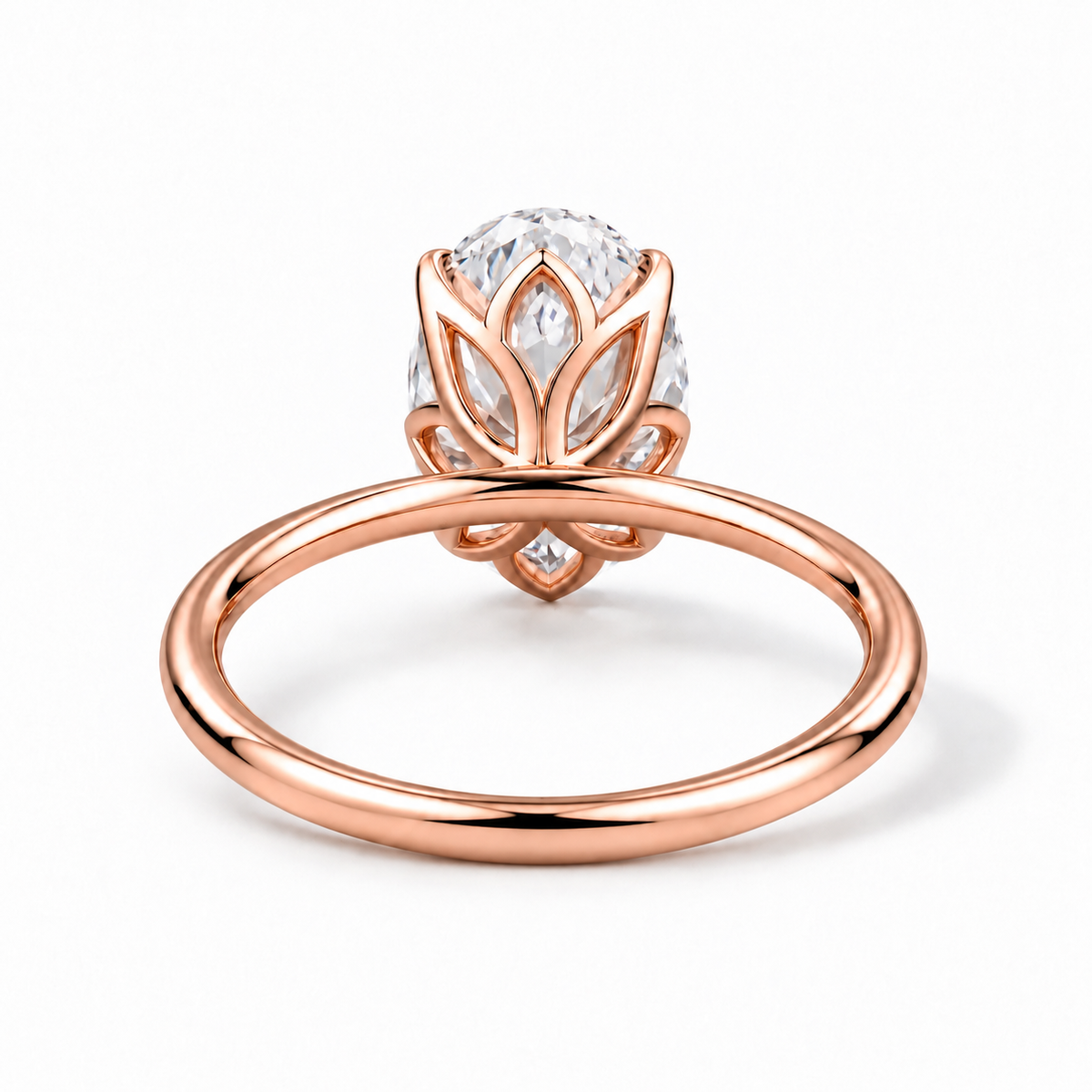 Seitenansicht: Ovaler Verlobungsring aus Roségold mit Labordiamant und Tulpenfassung