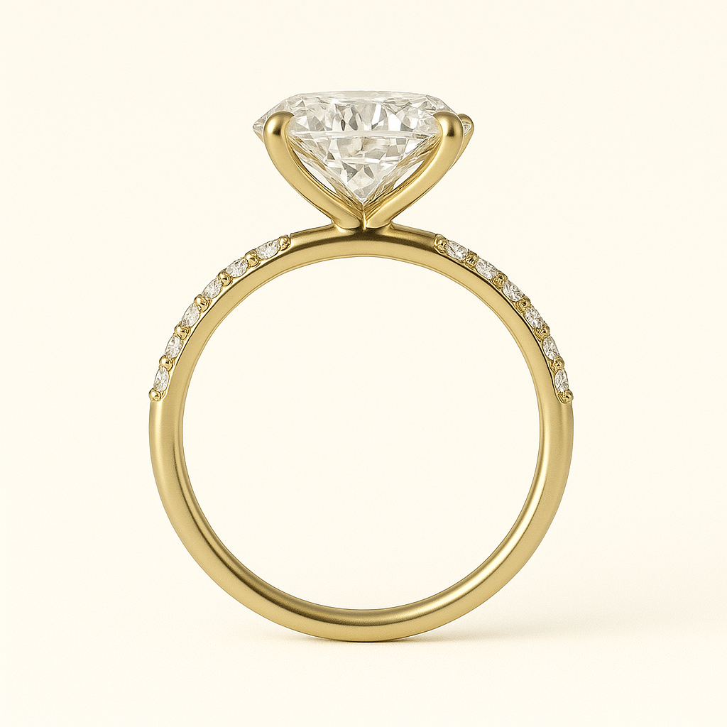 Tiffany Pavé Verlobungsring aus 14k Gelbgold mit einem funkelnden, Laborgezüchteten Diamanten - handgefertigt & nachhaltig - von Labgrownlove 
