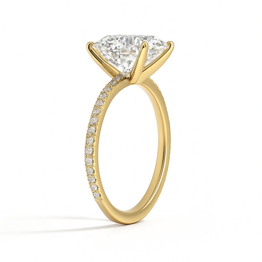 Seitenansicht: Radiant Verlobungsring aus 14 Karat Gelbgold mit Labordiamant und Pavé-Ringschiene
