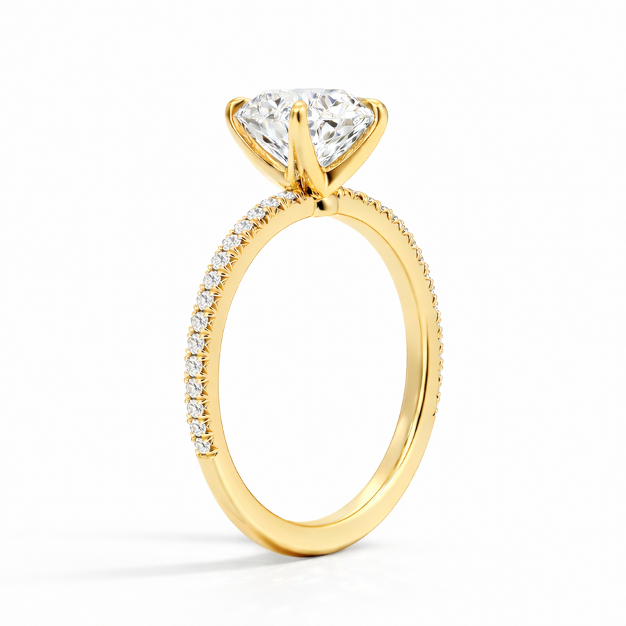 Seitenansicht: Ovaler Verlobungsring aus 14 Karat Gelbgold mit Diamant und Pavé-Ringschiene