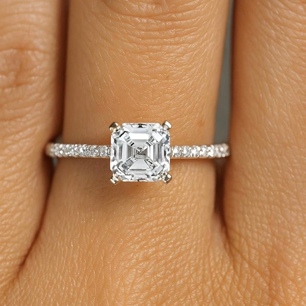 Taylor - Asscher Pavé Verlobungsring aus 14k Weißgold mit einem funkelnden, laborgezüchteten Diamanten - handgefertigt & nachhaltig - von Labgrownlove 