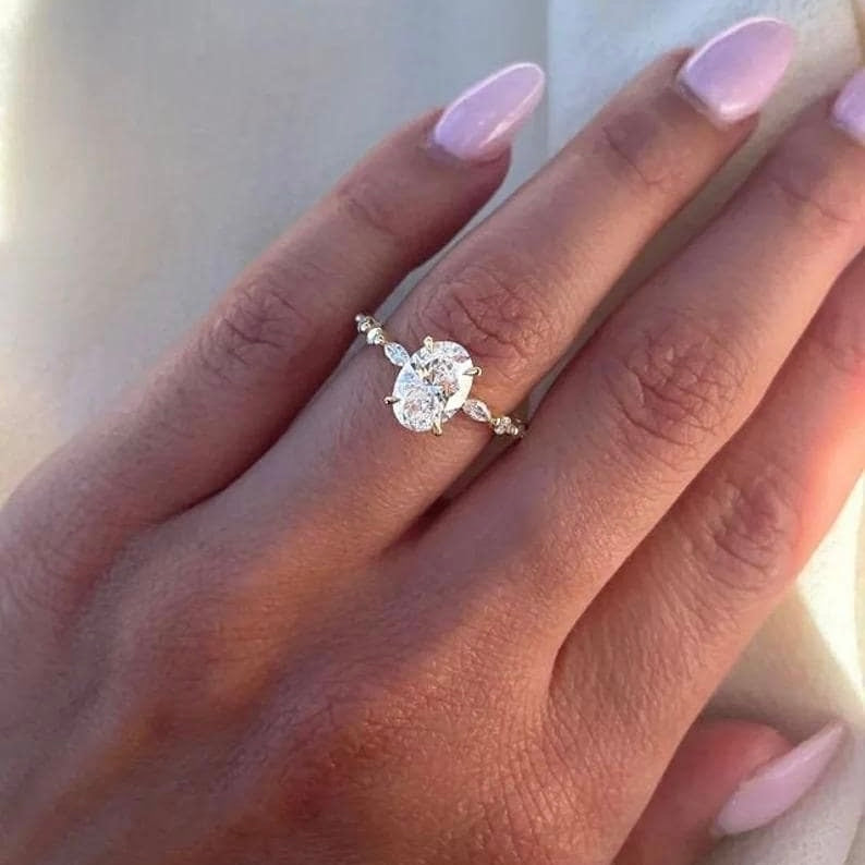 Chloé - Oval hidden halo Pavé Verlobungsring aus 18k Gelbgold mit einem funkelnden, laborgezüchteten Diamanten - handgefertigt & nachhaltig - von Labgrownlove 