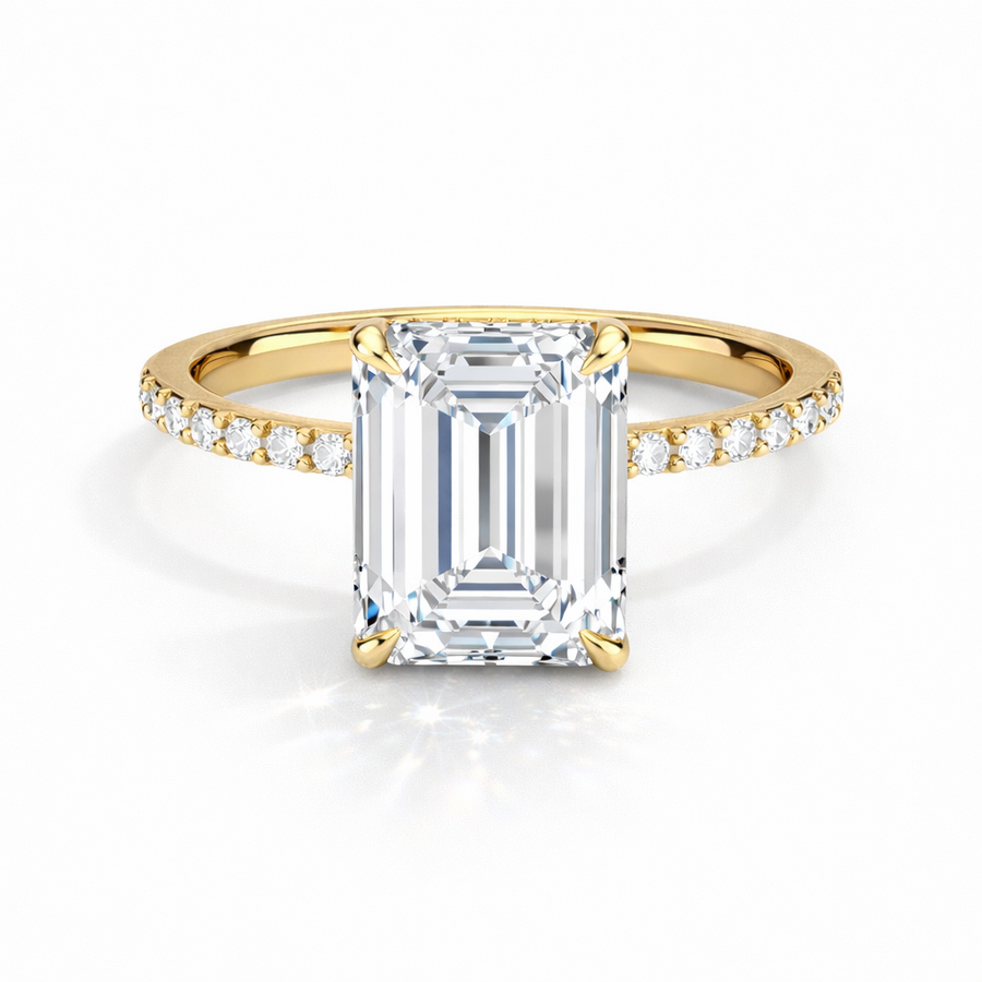Emerald Verlobungsring aus 14 Karat Gelbgold mit Labordiamant und Pavé-Ringschiene und Hidden Halo
