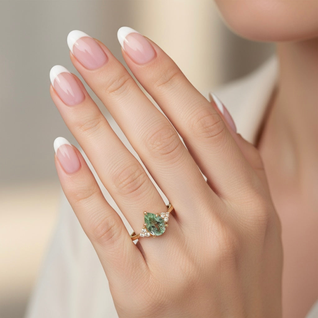 Eleganter Verlobungsring mit tropfenförmigem, laborgezüchtetem grünen Diamanten in 14K weissgold am Finger – nachhaltiger Dreistein-Ring für Frauen.