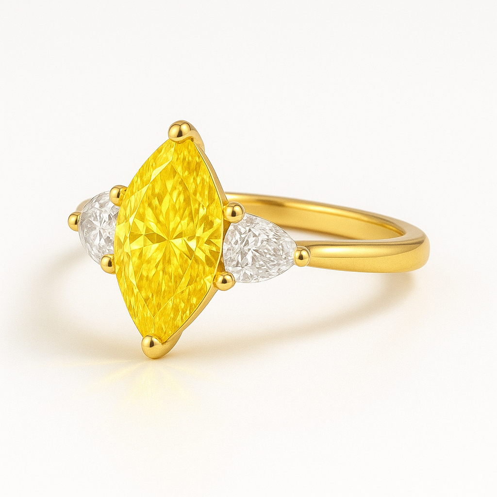 Eleganter Marquise-Dreistein-Ring mit leuchtend gelbem, laborgezüchtetem Diamanten in Marquise-Schliff, gefasst in edlem 14K Weißgold. Zwei funkelnde, weiße Seitensteine betonen das intensive Gelb des Mitteldiamanten. Nachhaltiger Luxusschmuck, handgefertigt für anspruchsvolle Frauen, die zeitlose Eleganz und moderne Ethik vereinen möchten. Perfekt als Verlobungsring oder Statement-Piece.