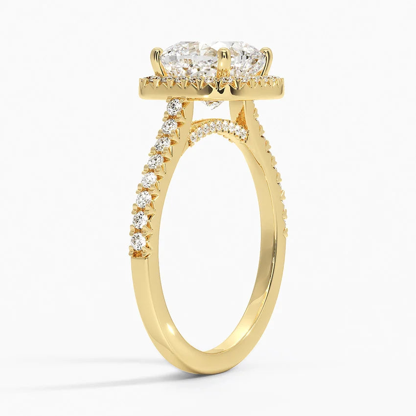 Seitenansicht: Cushion Halo-Verlobungsring aus 14 Karat Gelbgold mit Labordiamant und Hidden Halo