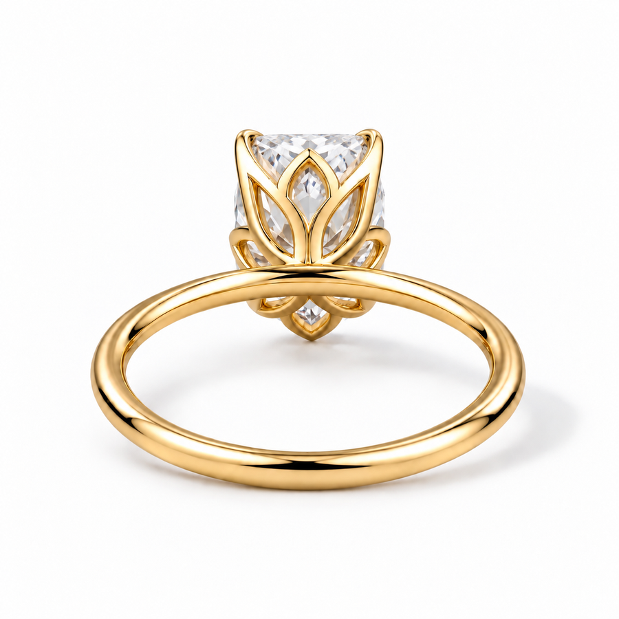 Seitenansicht: Emerald-Verlobungsring aus Gelbgold mit Labordiamant und Tulpenfassung