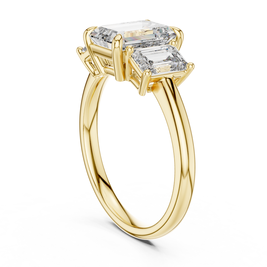 Seitenansicht: Emerald Dreistein-Verlobungsring aus Gelbgold mit Labordiamant