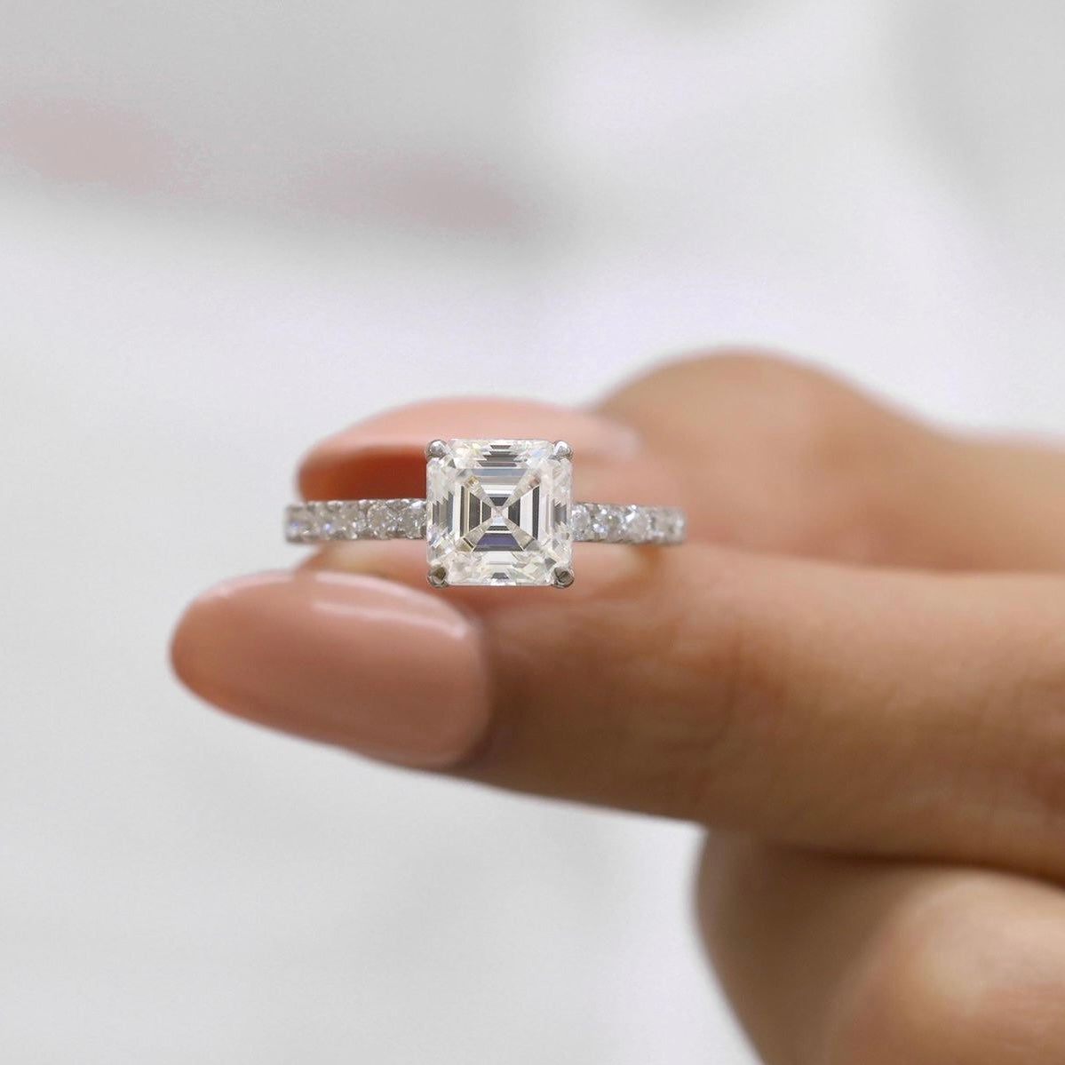 Taylor - Asscher Pavé Verlobungsring aus Platin mit einem funkelnden, laborgezüchteten Diamanten - handgefertigt & nachhaltig - von Labgrownlove 