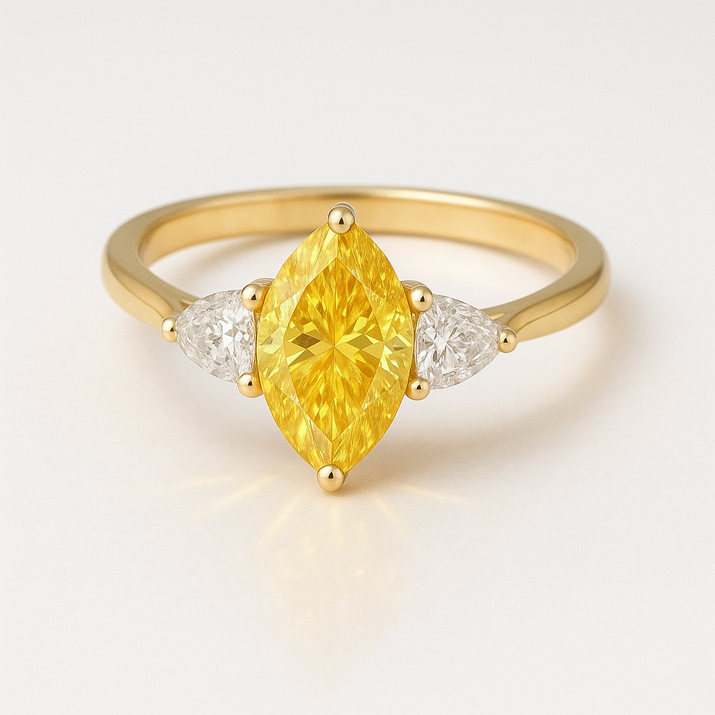 Eleganter Marquise-Dreistein-Ring mit leuchtend gelbem, laborgezüchtetem Diamanten in Marquise-Schliff, gefasst in edlem 14K Weißgold. Zwei funkelnde, weiße Seitensteine betonen das intensive Gelb des Mitteldiamanten. Nachhaltiger Luxusschmuck, handgefertigt für anspruchsvolle Frauen, die zeitlose Eleganz und moderne Ethik vereinen möchten. Perfekt als Verlobungsring oder Statement-Piece.