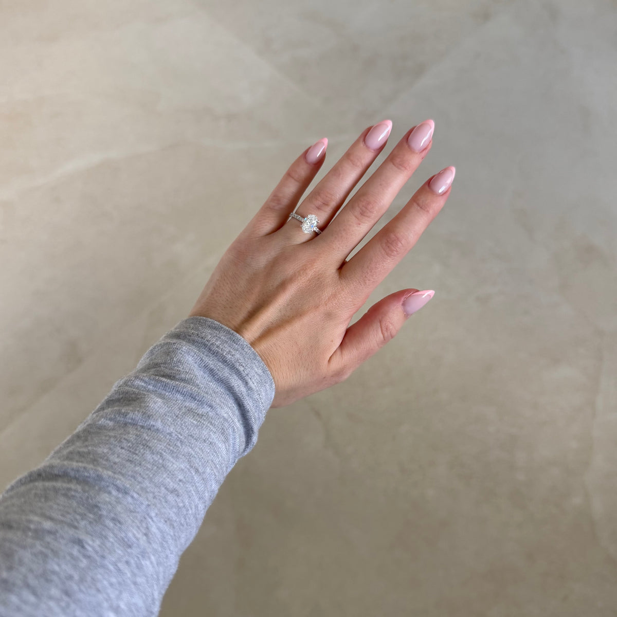 Amber – Pavé Verlobungsring mit ovalem Diamant, Laborgezüchteter Diamant