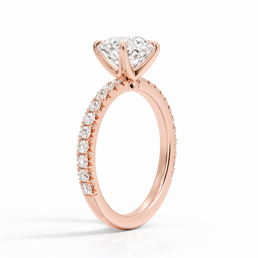 Seitenansicht: Runder Verlobungsring aus 14 Karat Roségold mit Labordiamant und Pavé-Ringschiene