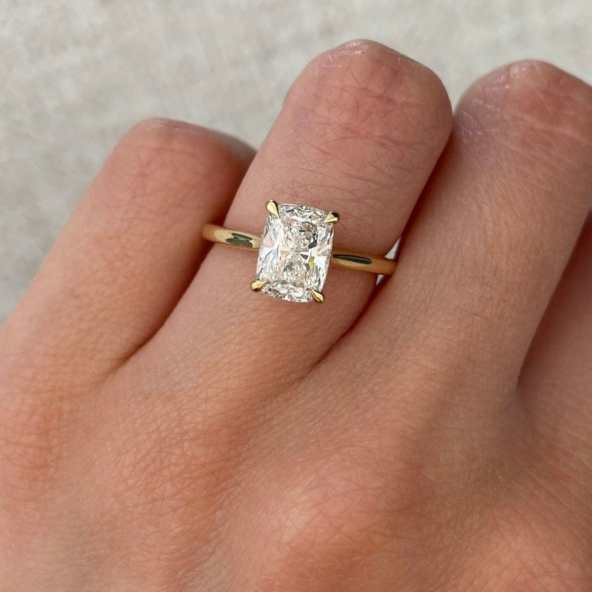 Victoria - Elongated Cushion Solitär Verlobungsring aus 14k Gelbgold mit einem funkelnden, laborgezüchteten Diamanten - handgefertigt & nachhaltig - von Labgrownlove 