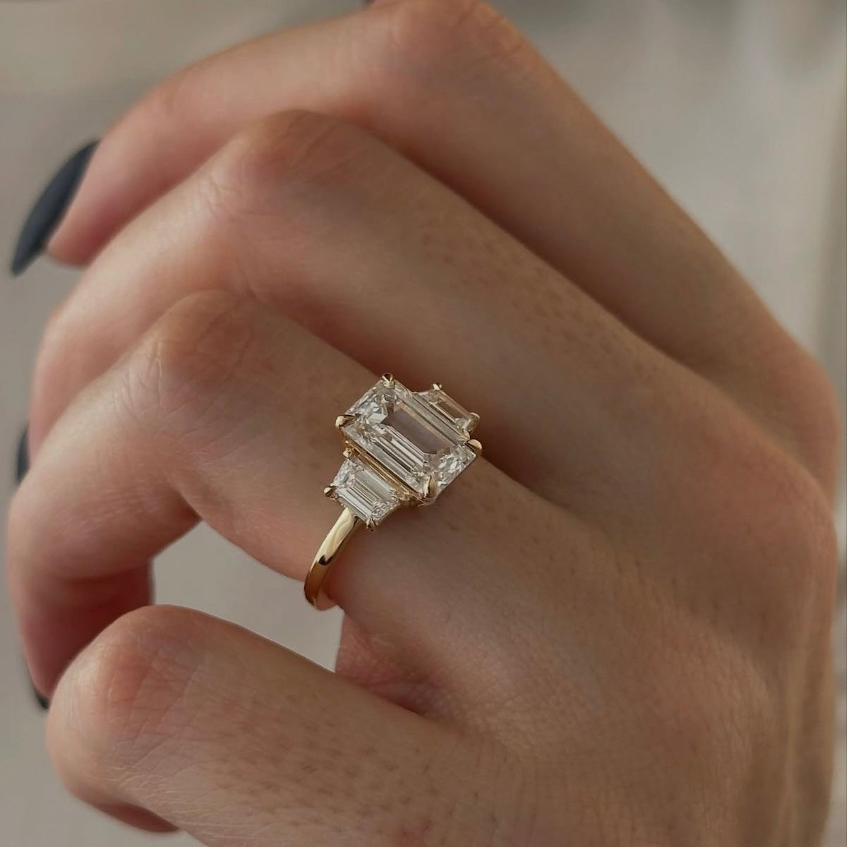 Emerald Threestone Verlobungsring aus 14k Gelbgold mit drei laborgezüchteten Diamanten, nachhaltiger und eleganter Diamantring.