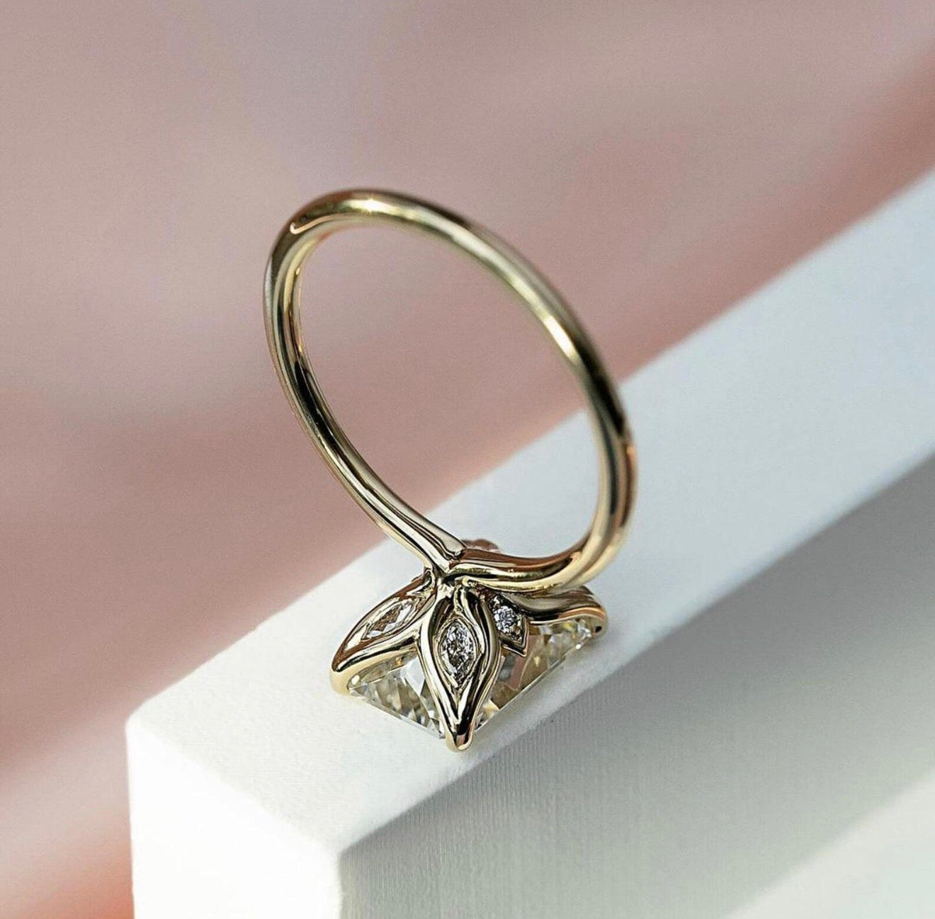 Stacy - Oval Solitär Verlobungsring aus 14k Gelbgold mit einem funkelnden, Tulpen Setting, Natur Diamant - handgefertigt & nachhaltig - von Labgrownlove 