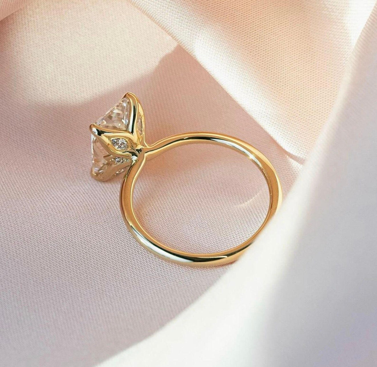 Stacy - Oval Solitär Verlobungsring aus 14k Gelbgold mit einem funkelnden, Tulpen Setting, Natur Diamant - handgefertigt & nachhaltig - von Labgrownlove 
