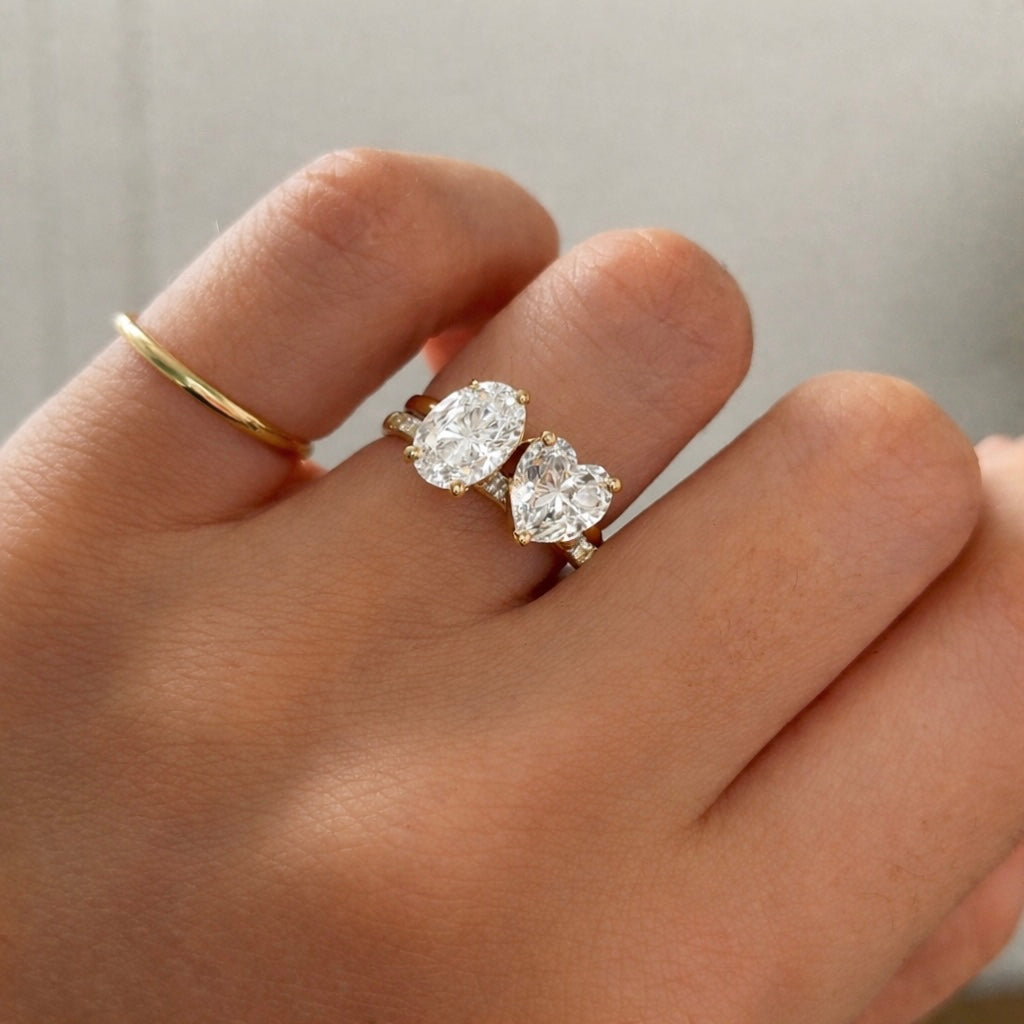 Toi-et-Moi Ring am Finger mit ovalem und herzförmigem laborgzüchtetem Diamanten, elegantes modernes Design