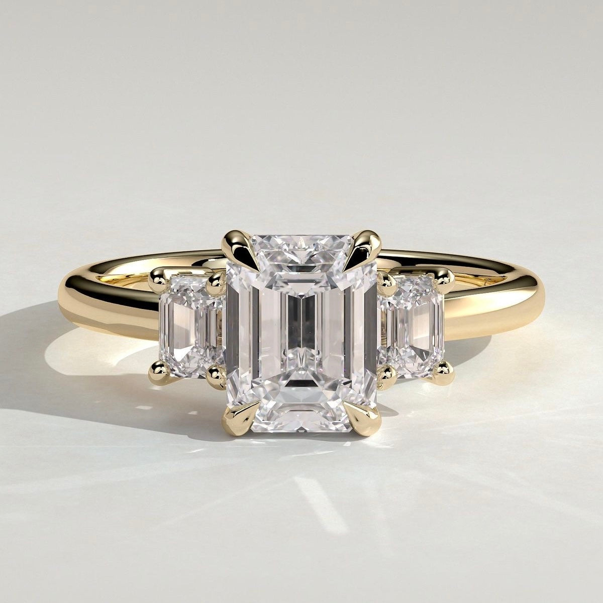 Emerald Threestone Verlobungsring aus 14k Gelbgold mit drei laborgezüchteten Diamanten, nachhaltiger und eleganter Diamantring.