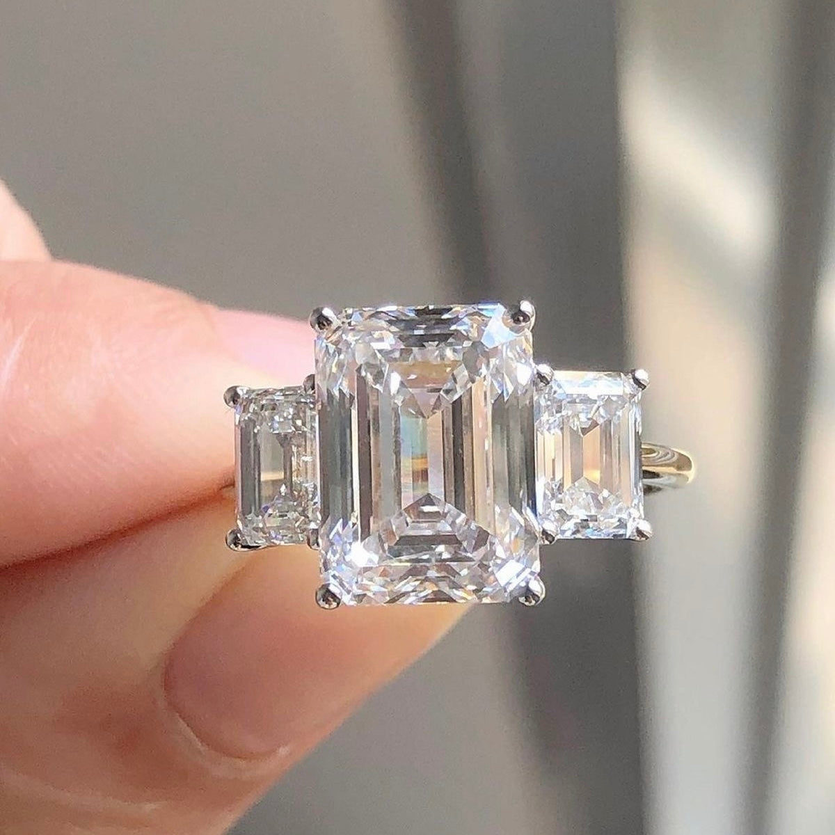 Emerald Threestone Verlobungsring aus 14k Weißgold mit drei laborgezüchteten Diamanten, nachhaltiger und eleganter Diamantring.