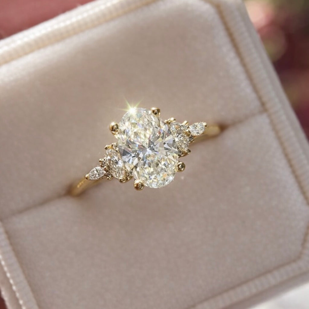 Flores - Oval Triology Verlobungsring aus 14k Gelbgold mit einem funkelnden, laborgezüchteten Diamanten - handgefertigt & nachhaltig - von Labgrownlove 