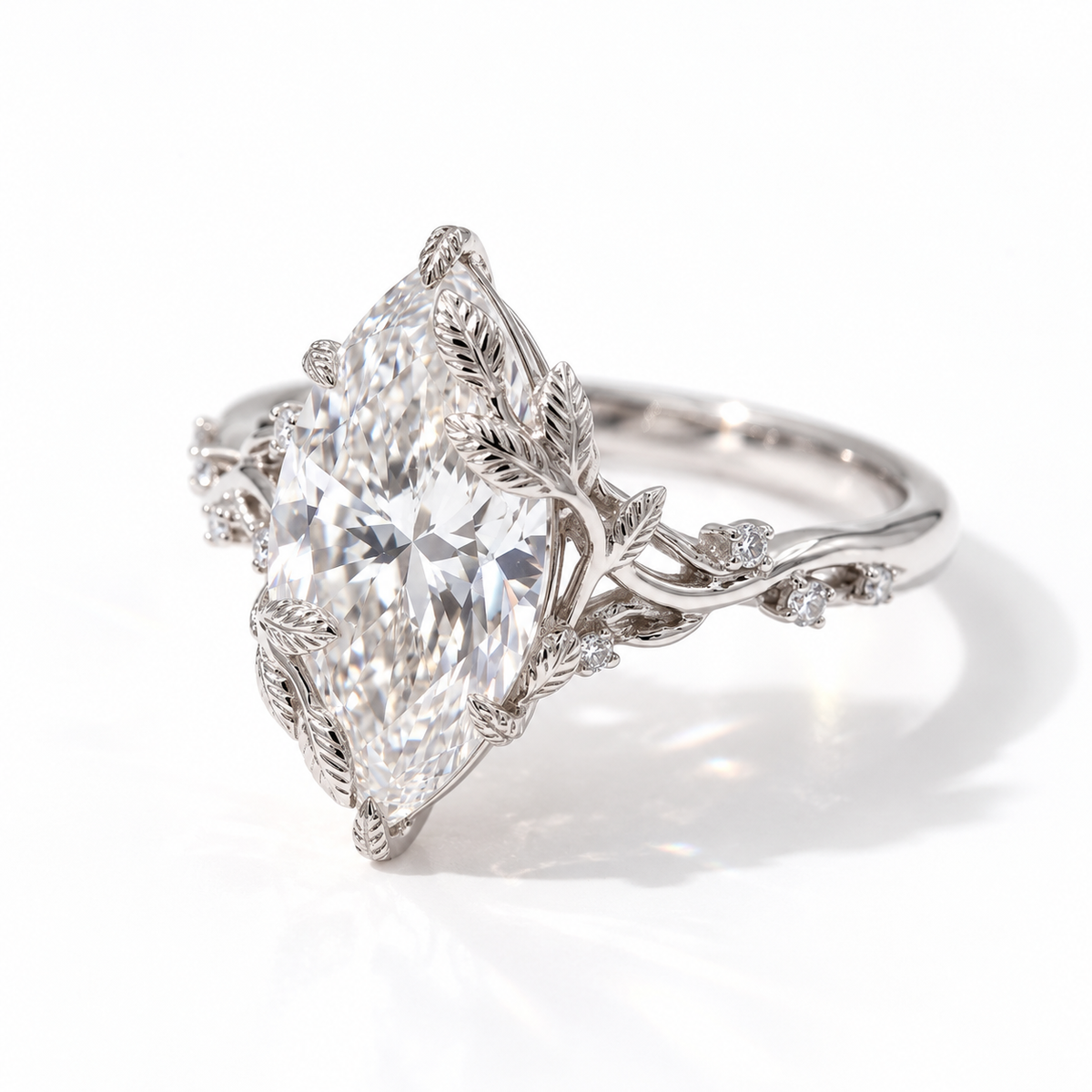 Flora Marquise-Verlobungsring in Weißgold mit Labordiamant, Blattmotiven und Seitensteinen – schräge Ansicht