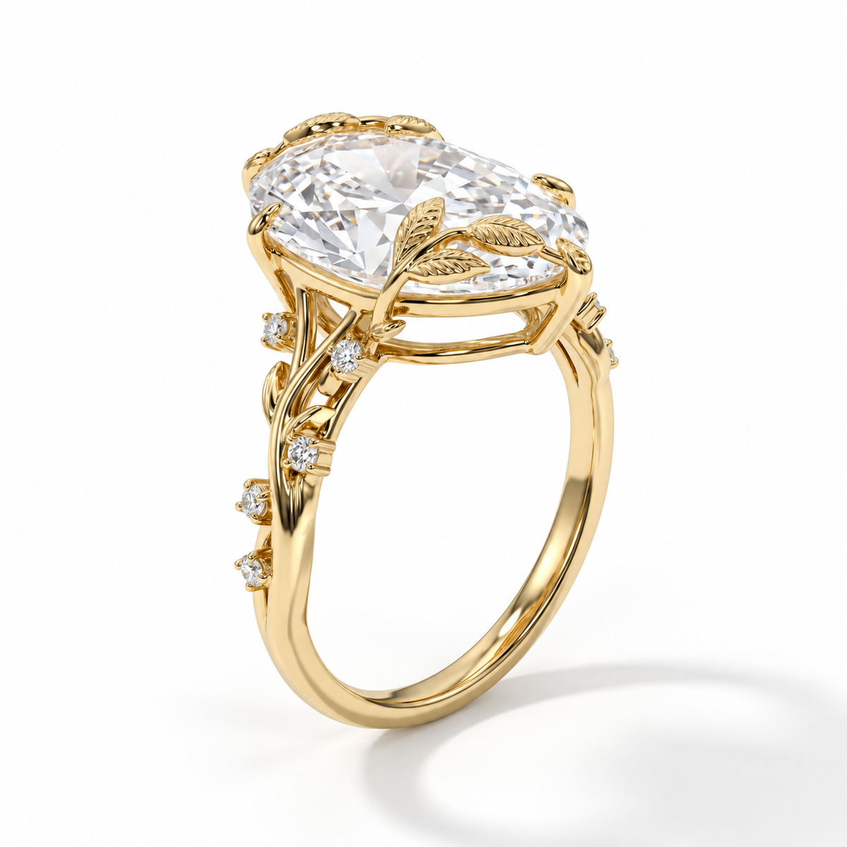 Flora Marquise-Verlobungsring in Gelbgold mit Labordiamant, Blattmotiven und Seitensteinen – Seitenansicht der floralen Fassung