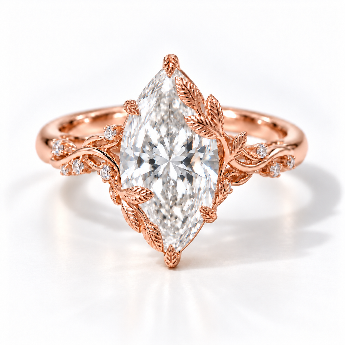 Flora Marquise-Verlobungsring in Roségold mit Labordiamant, Blattmotiven und Seitensteinen – Frontansicht