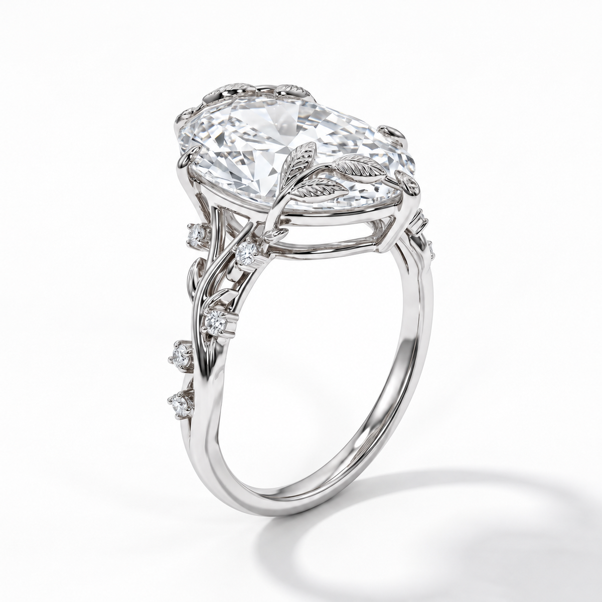 Flora Marquise-Verlobungsring in Weißgold mit Labordiamant, Blattmotiven und Seitensteinen – Seitenansicht der floralen Fassung