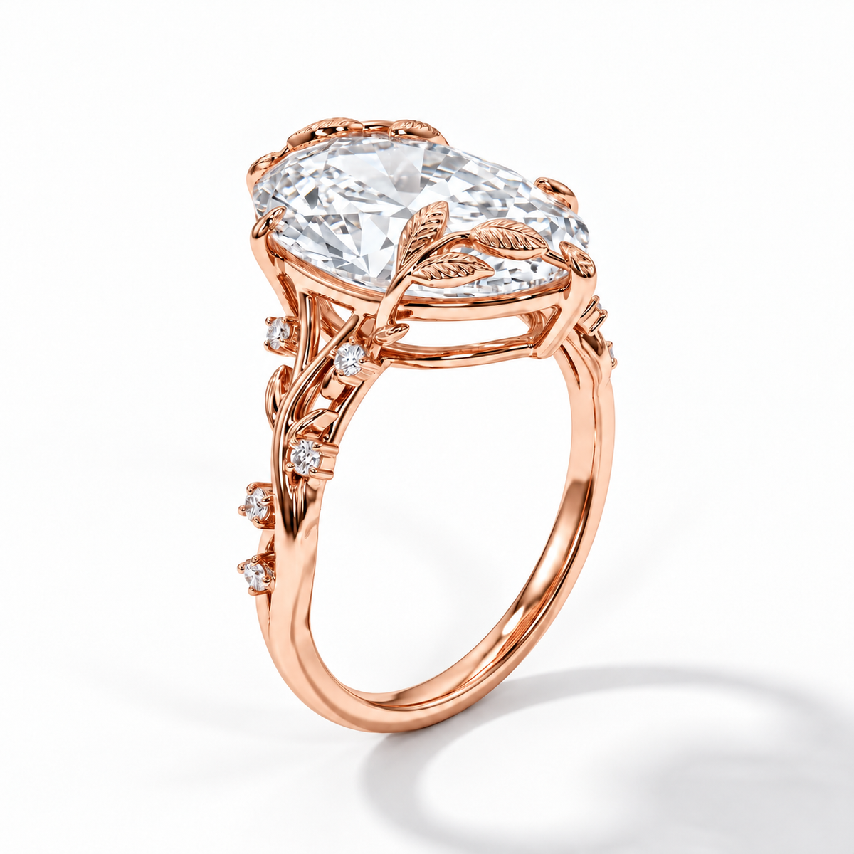 Flora Marquise-Verlobungsring in Roségold mit Labordiamant, Blattmotiven und Seitensteinen – Seitenansicht der floralen Fassung