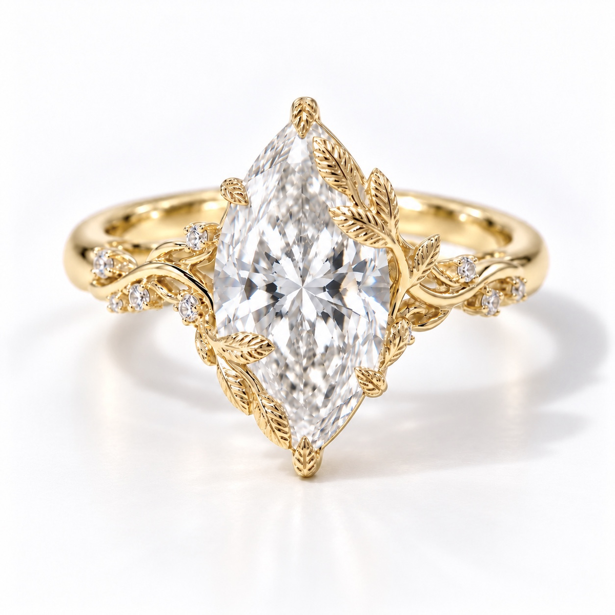 Flora Marquise-Verlobungsring in Gelbgold mit Labordiamant, Blattmotiven und Seitensteinen – Frontansicht