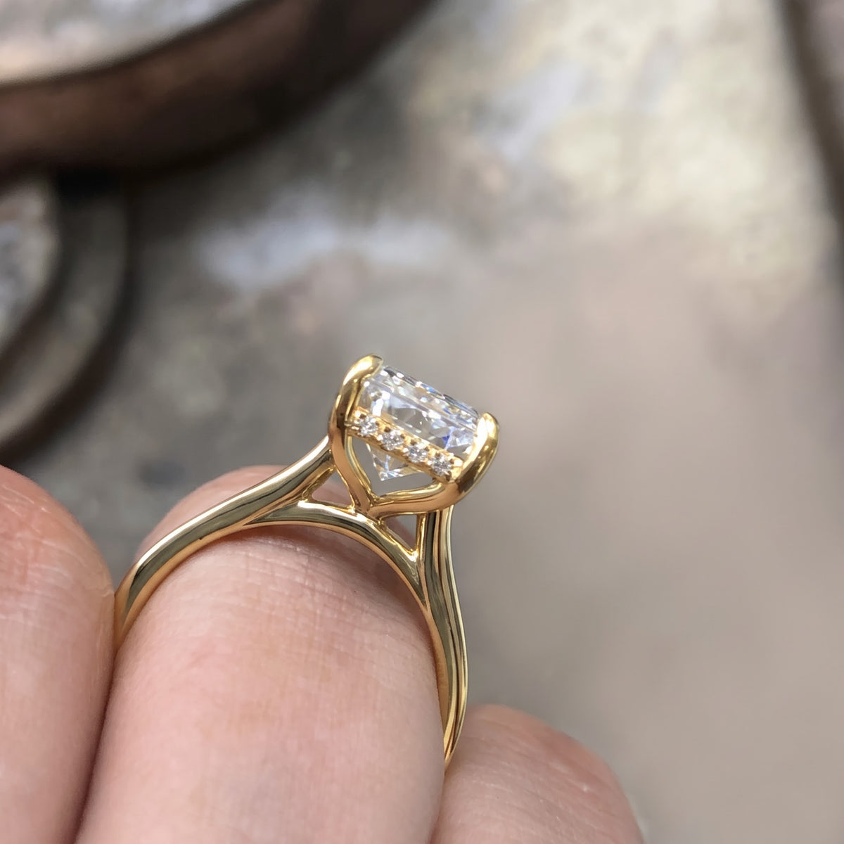 Ariana – Radiant Cathedral mit Hidden Halo Galerieschiene Verlobungsring | Labordiamant
