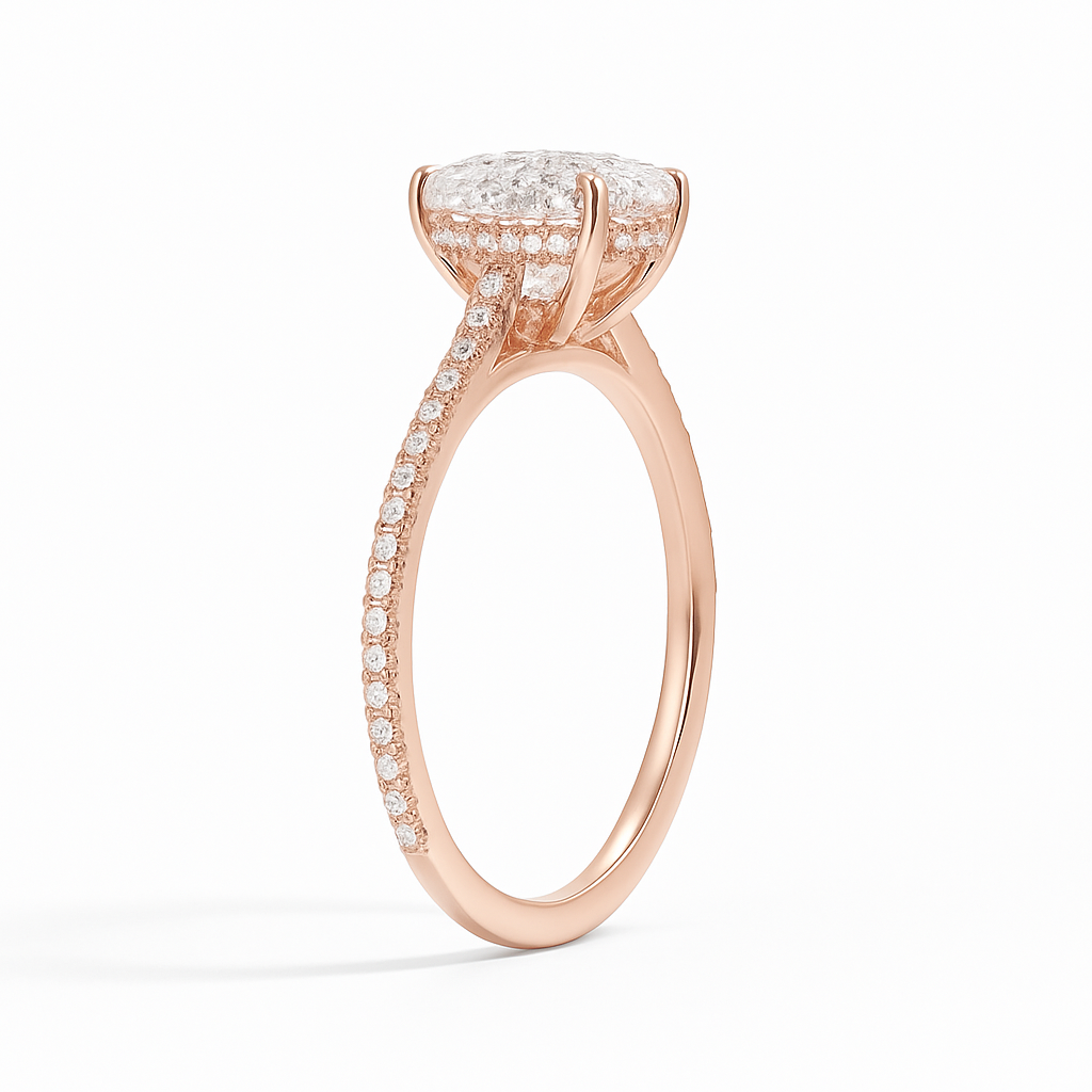 Scarlett Oval Pavé hidden Halo Verlobungsring von der Seite- Roségold mit einem funkelnden, laborgezüchteten Diamanten – handgefertigt, nachhaltig, von Labgrownlove