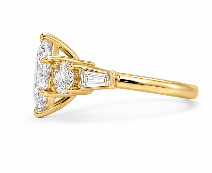 Seitenansicht: Marquise Verlobungsring aus Gelbgold mit Labordiamant