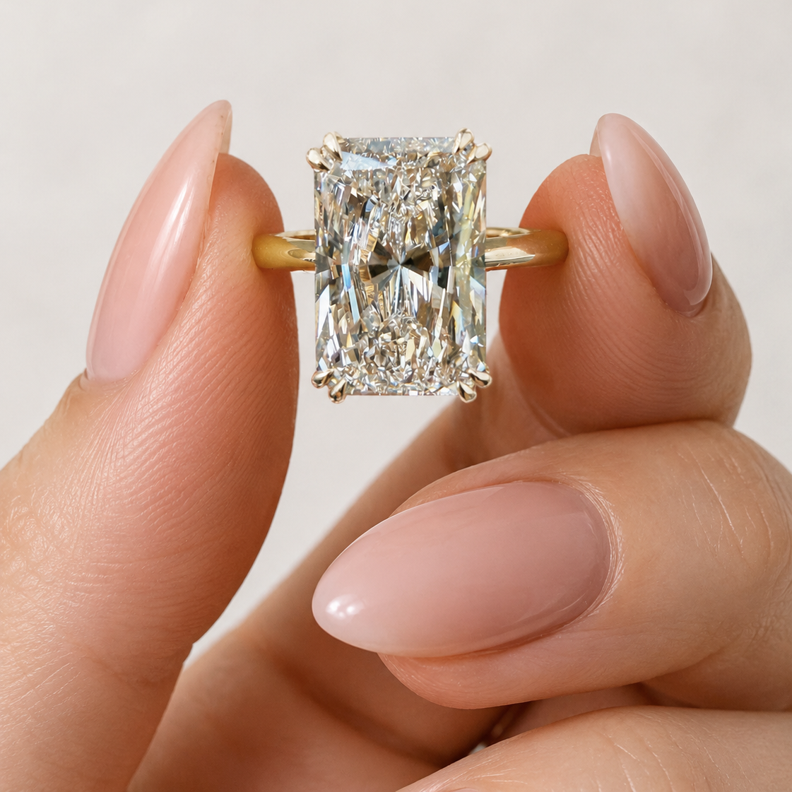 Grace - Radiant Solitär Cathedral Verlobungsring aus 14k Gelbgold mit einem funkelnden, Laborgezüchteten Diamanten - handgefertigt & nachhaltig - von Labgrownlove 