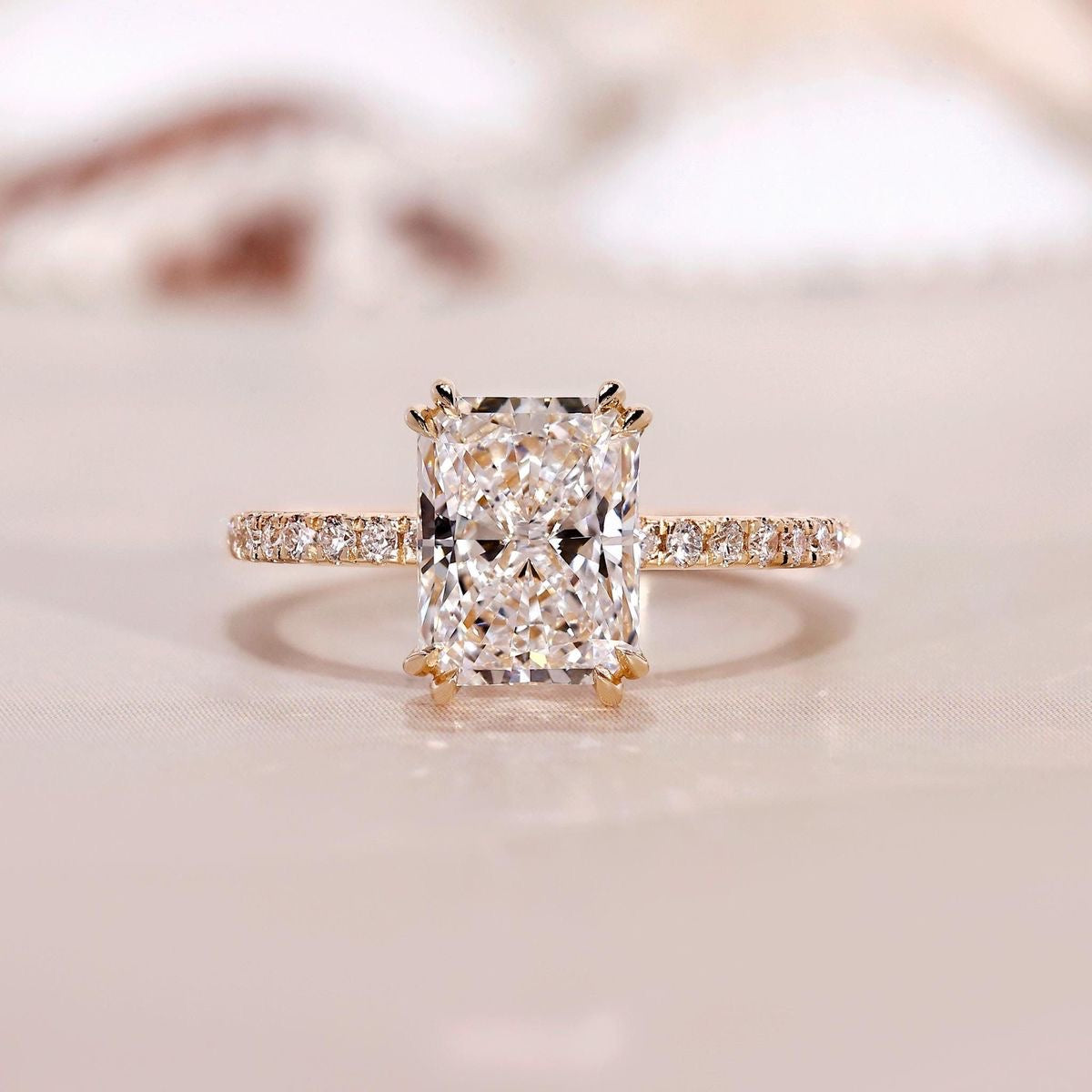 Alice - Radiant Pavé Cathedral Verlobungsring aus 14k Gelbgold mit einem funkelnden, Laborgezüchteten Diamanten - handgefertigt & nachhaltig - von Labgrownlove 