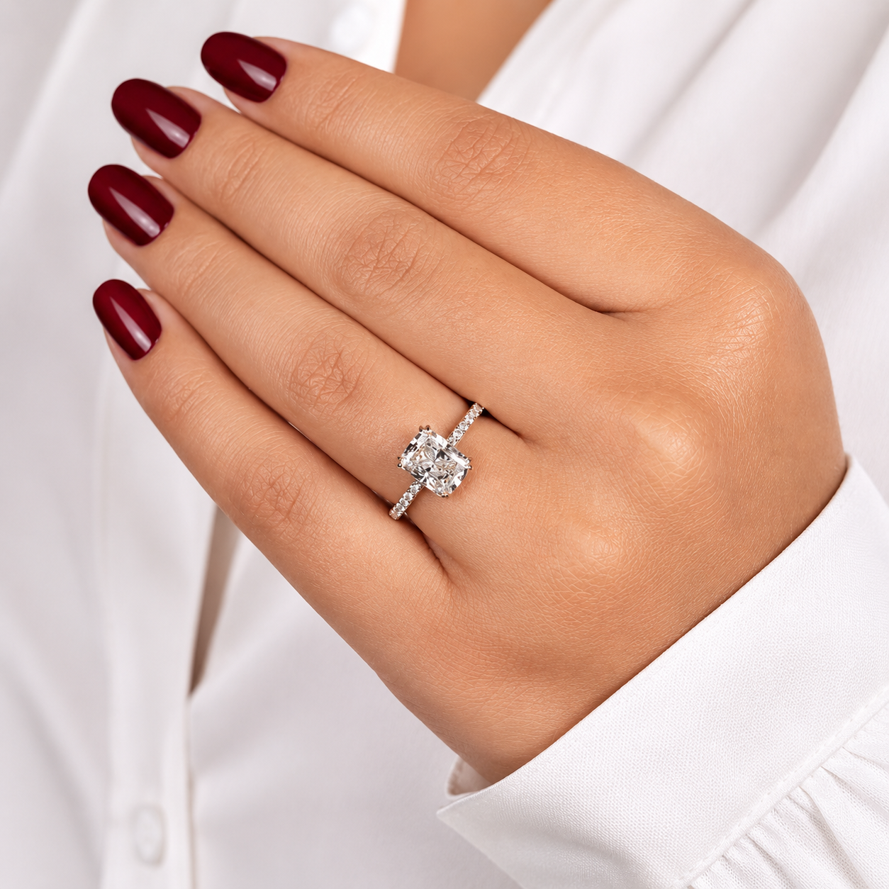 Alice - Radiant Pavé Cathedral Verlobungsring aus 14k Weißgold mit einem funkelnden, Laborgezüchteten Diamanten - handgefertigt & nachhaltig - von Labgrownlove 