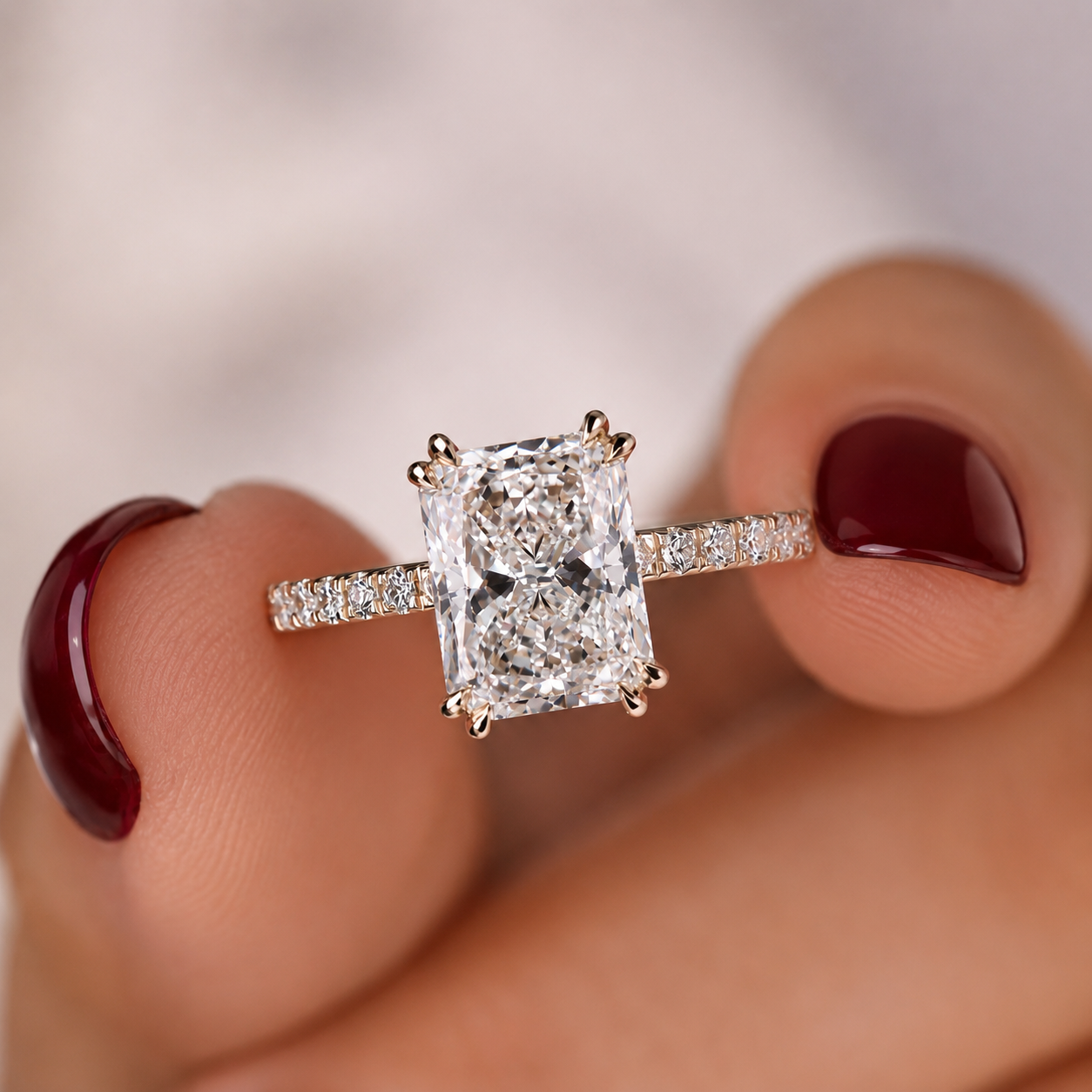 Alice - Radiant Pavé Cathedral Verlobungsring aus 14k Gelbgold mit einem funkelnden, Laborgezüchteten Diamanten - handgefertigt & nachhaltig - von Labgrownlove 