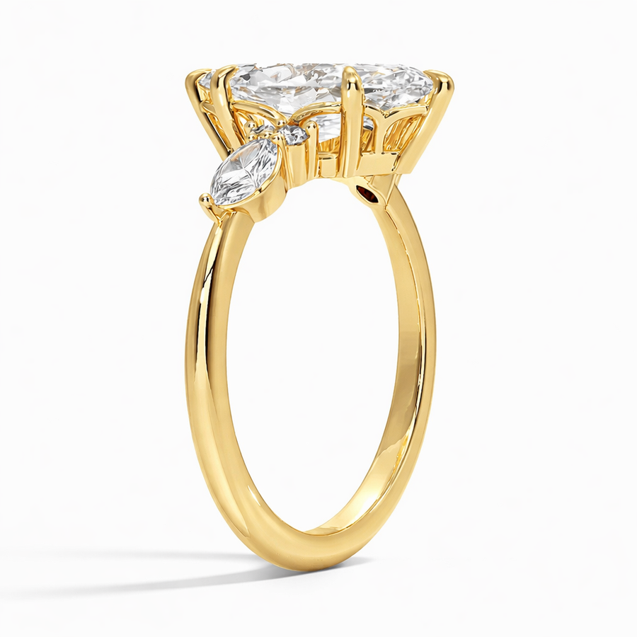 Seitenansicht: Marquise Cluster-Verlobungsring aus 14 Karat Gelbgold mit Labordiamant