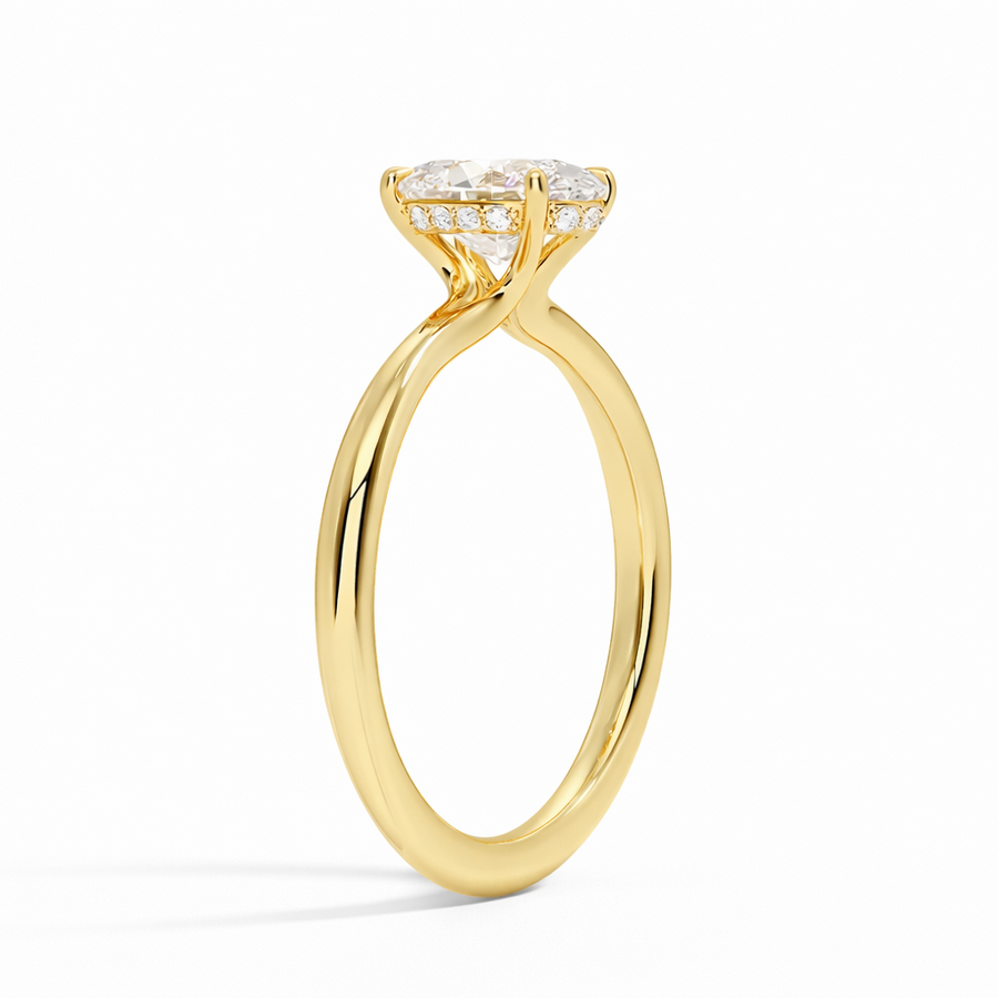 Seitenansicht: Ovaler Verlobungsring aus Gelbgold mit Labordiamant und Hidden Halo und Galerieschiene