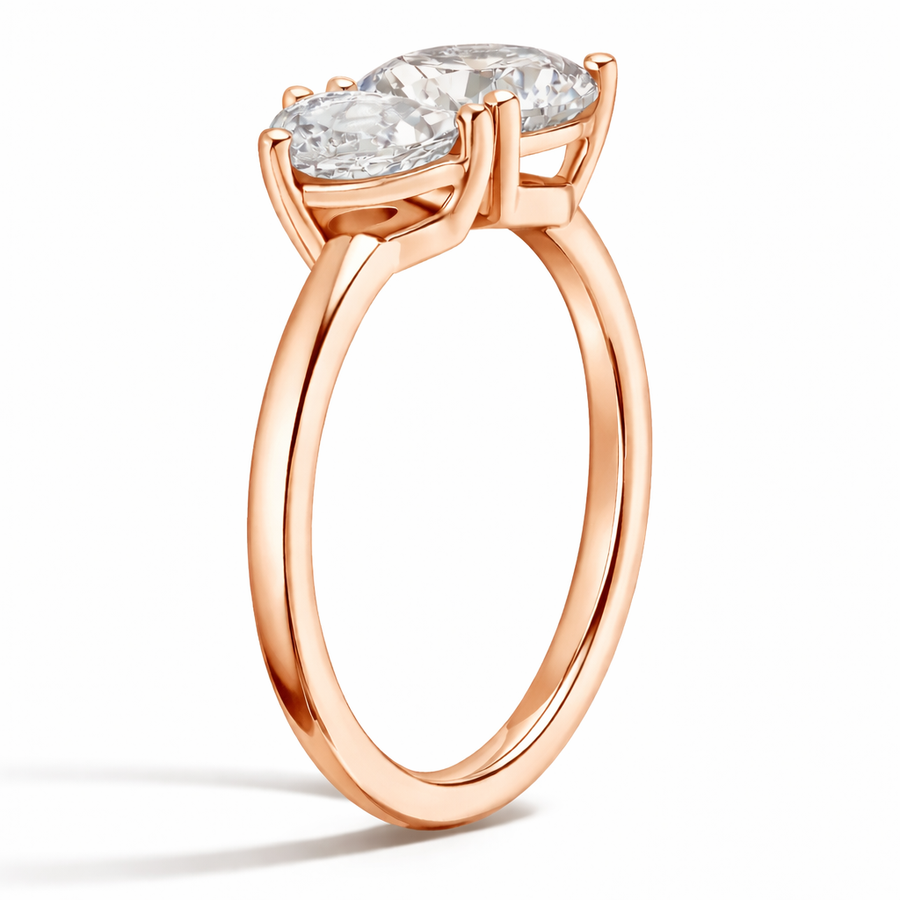 Seitenansicht: Toi-et-Moi-Verlobungsring aus Roségold mit Labordiamanten im Oval- und Herzschliff