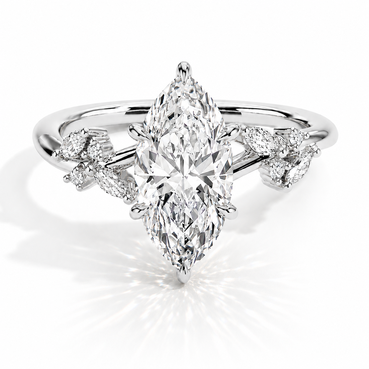 Melody - Marquise Verlobungsring mit floralen Akzentdiamanten aus 14k Weißgold mit einem funkelnden, laborgezüchteten Diamanten - handgefertigt & nachhaltig - von Labgrownlove