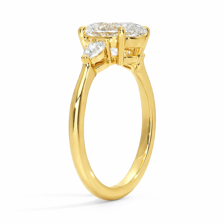 Seitenansicht: Ovaler Dreistein-Verlobungsring aus 18 Karat Gelbgold mit Labordiamant