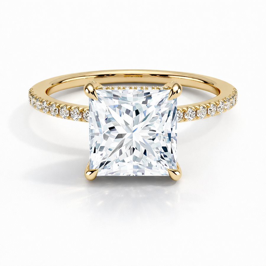 Princess-Cut Verlobungsring aus 14 Karat Gelbgold mit Labordiamant und Pavé-Ringschiene und Hidden Halo
