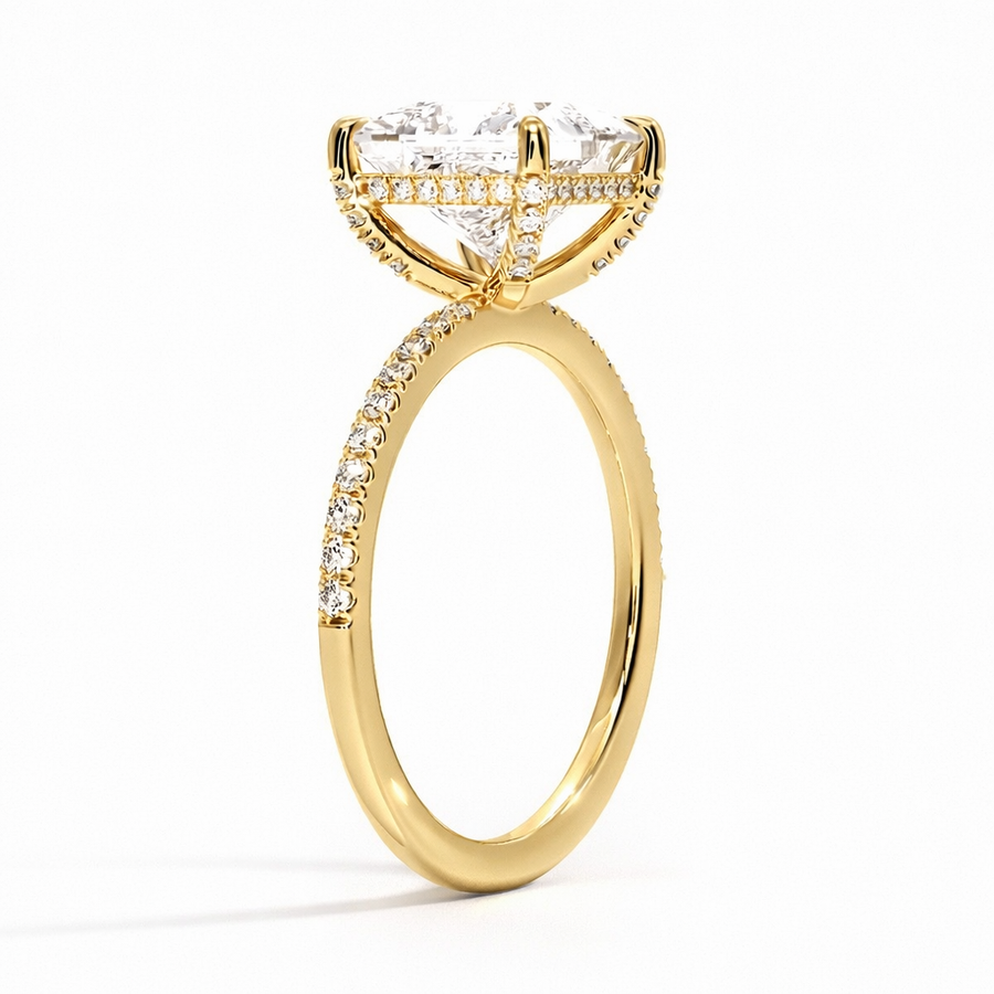 Seitenansicht: Princess-Cut Verlobungsring aus 14 Karat Gelbgold mit Labordiamant und Pavé-Ringschiene und Hidden Halo