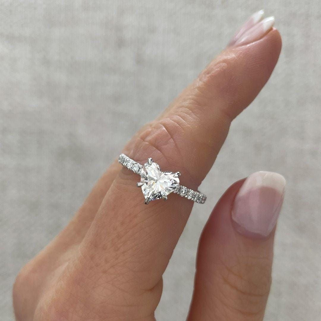Hanni Herzförmiger Pavé hidden Halo Verlobungsring aus 14k Weißgold mit einem funkelnden, laborgezüchteten Diamanten – handgefertigt, nachhaltig, von Labgrownlove