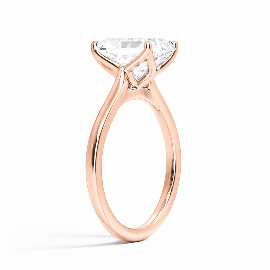 Seitenansicht: Radiant Verlobungsring aus 14 Karat Roségold mit Labordiamant und Tulpenfassung
