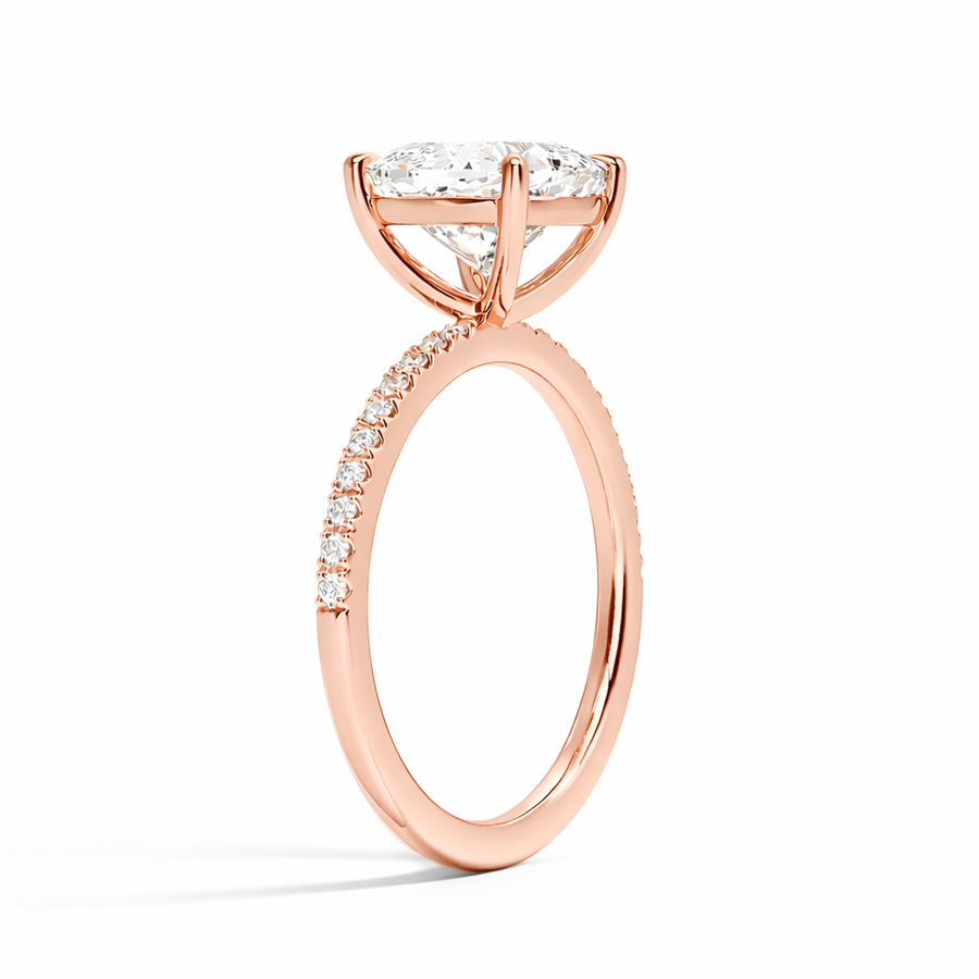 Seitenansicht: Cushion Verlobungsring aus 14 Karat Roségold mit Labordiamant und Pavé-Ringschiene