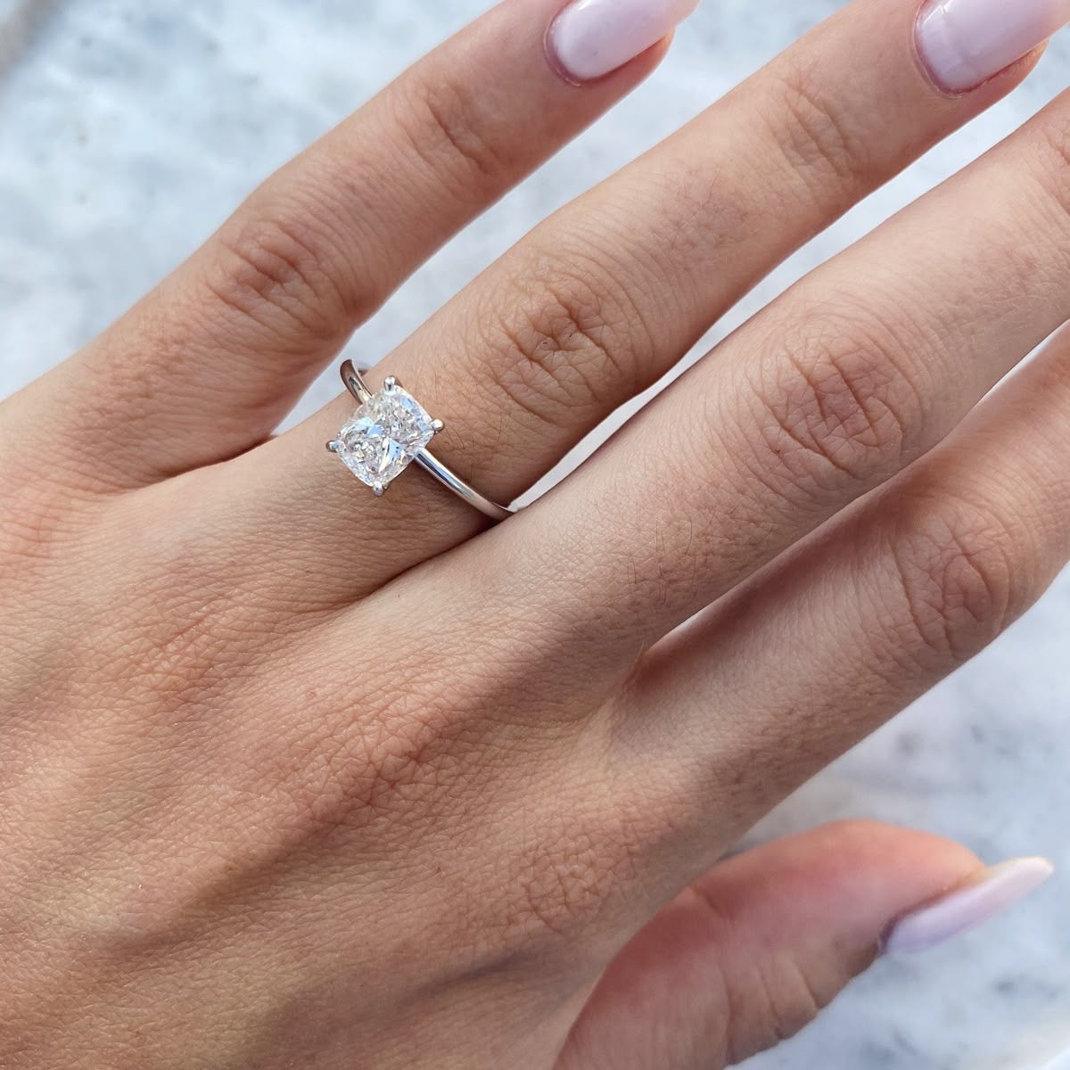 Victoria – Anillo de compromiso solitario con diamante cultivado en laboratorio, talla cojín alargada 