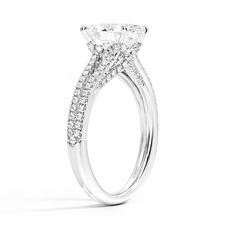 Seitenansicht: Ovaler Verlobungsring aus 14 Karat Weißgold mit Labordiamant und Pavé-Ringschiene und Cathedral-Fassung