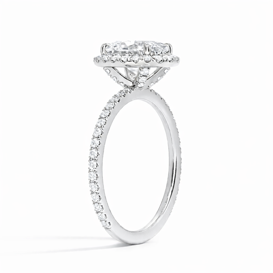 Seitenansicht: Ovaler Halo-Verlobungsring aus 14 Karat Weißgold mit Labordiamant und Hidden Halo